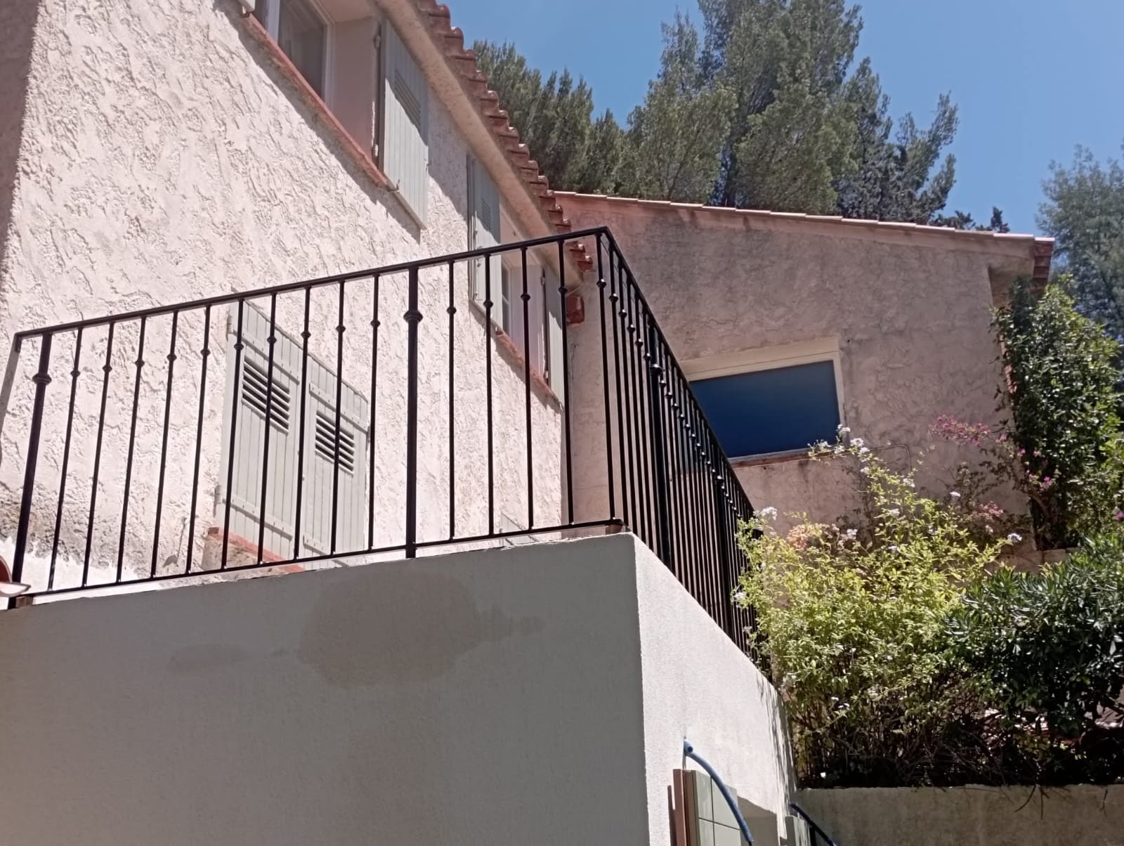 Garde-corps en fer forgé sur balcon de maison provençale