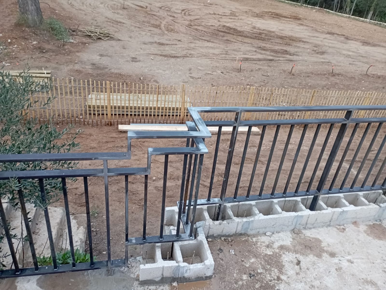 Garde-corps métallique en cours de pose sur terrasse