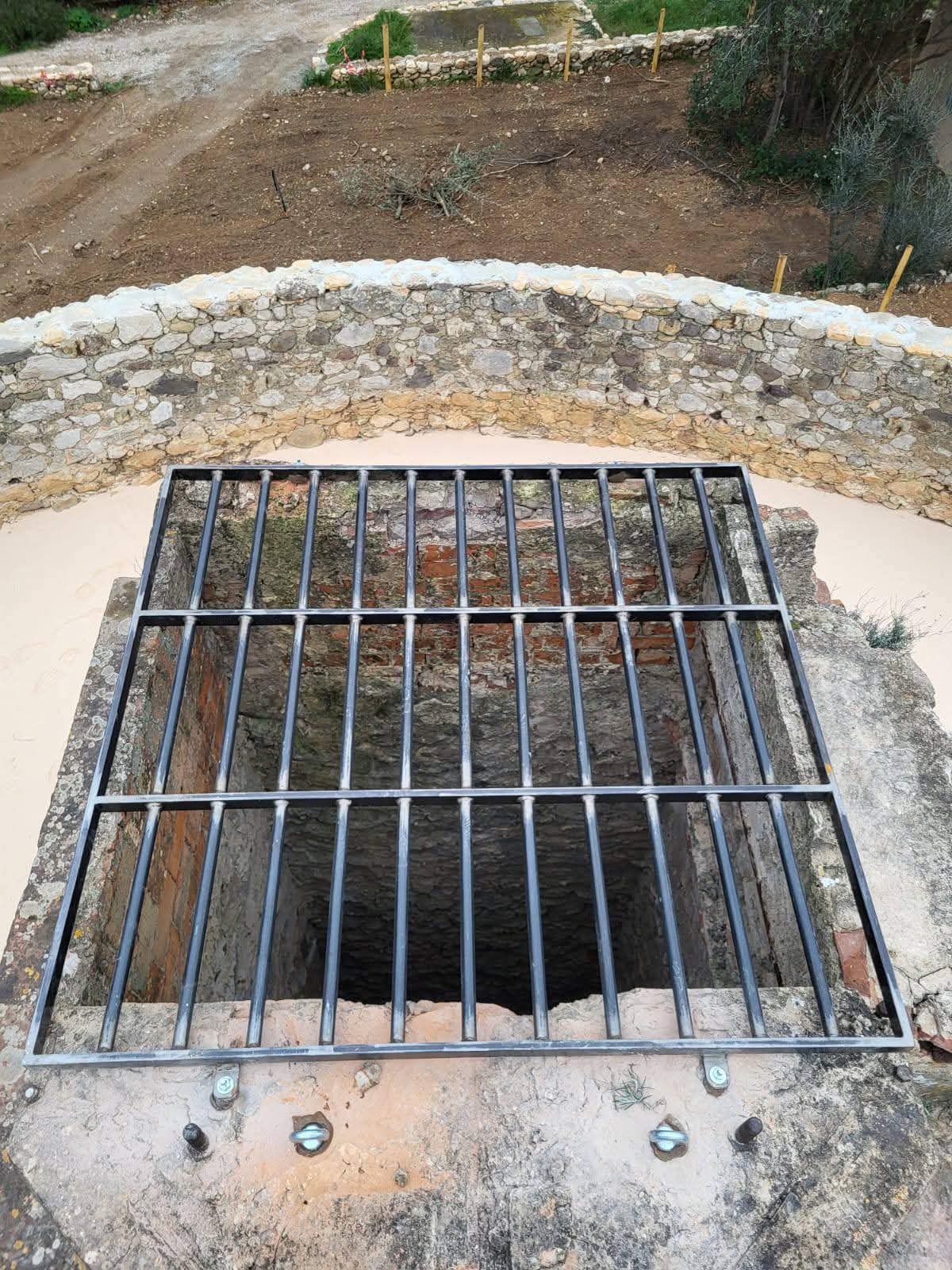 Grille de sécurité en acier sur regard maçonné